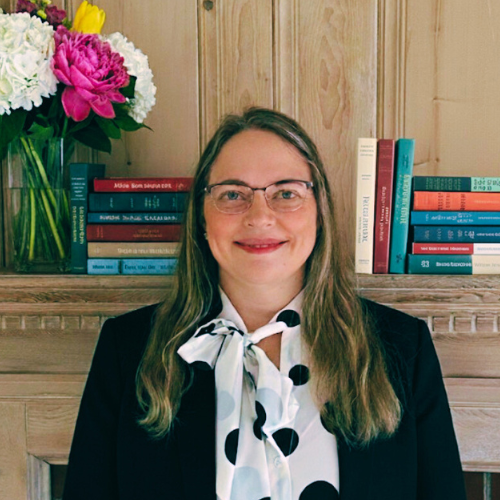 Kate Srivastava headshot for bio.